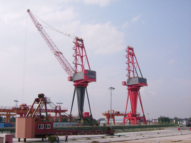 Level luffing jib crane