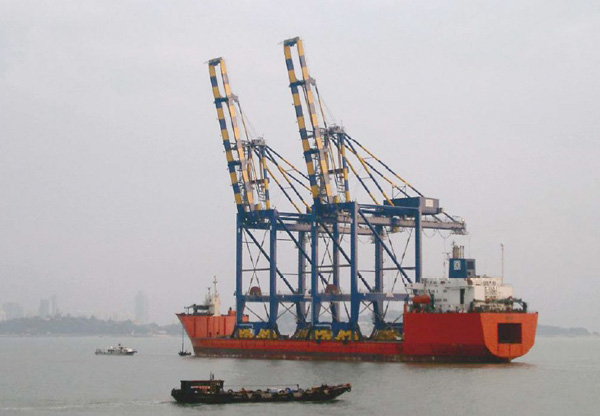 Cranes transport by self-propelled ships