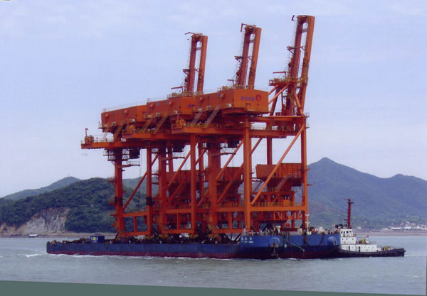 Cranes transport by towed barges
