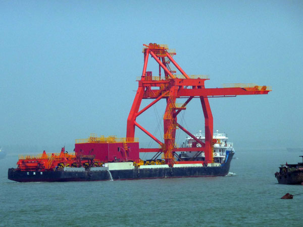 Quayside cranes transport in pre-fabricated structures