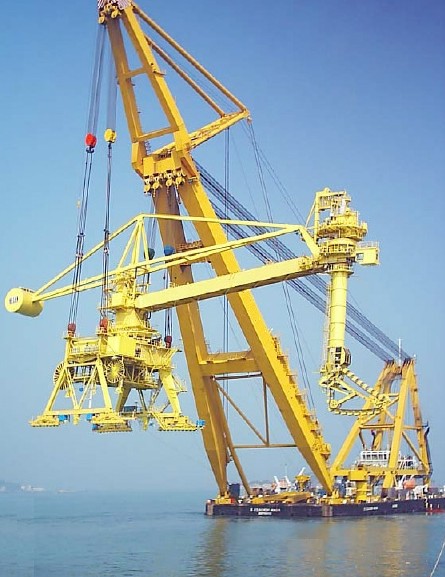 Floating crane barge